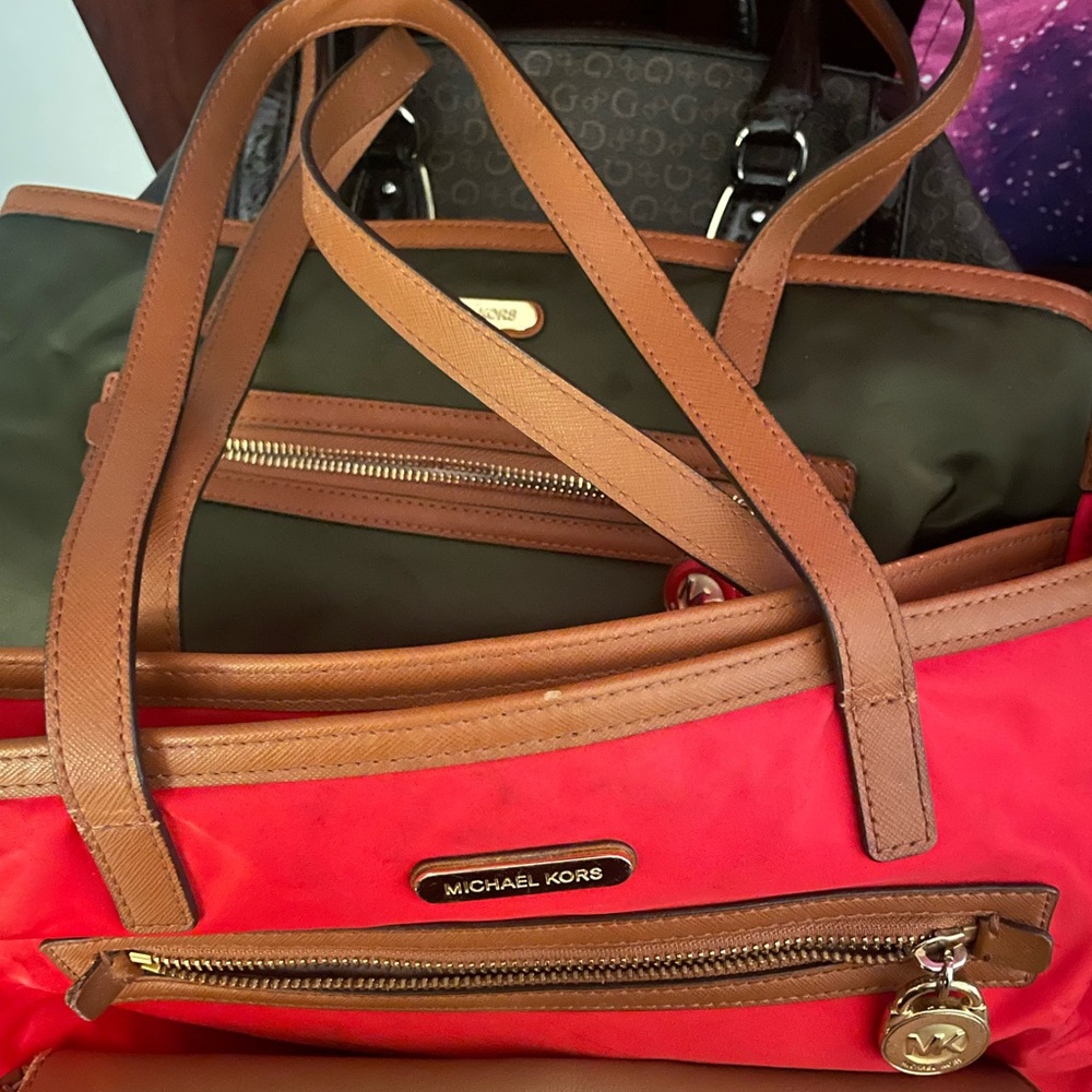 Divers sacoche de marche Guess , Michael Kors.
